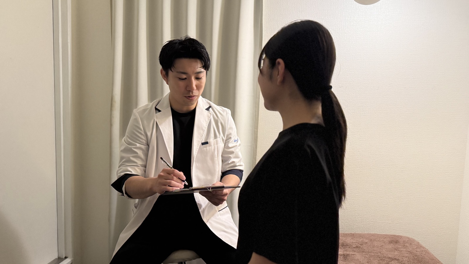 体の悩みを抱える女性